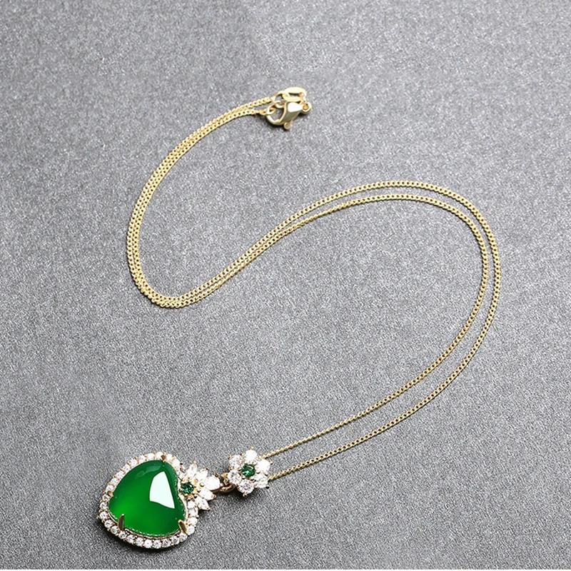 bijou en jade vert impérial