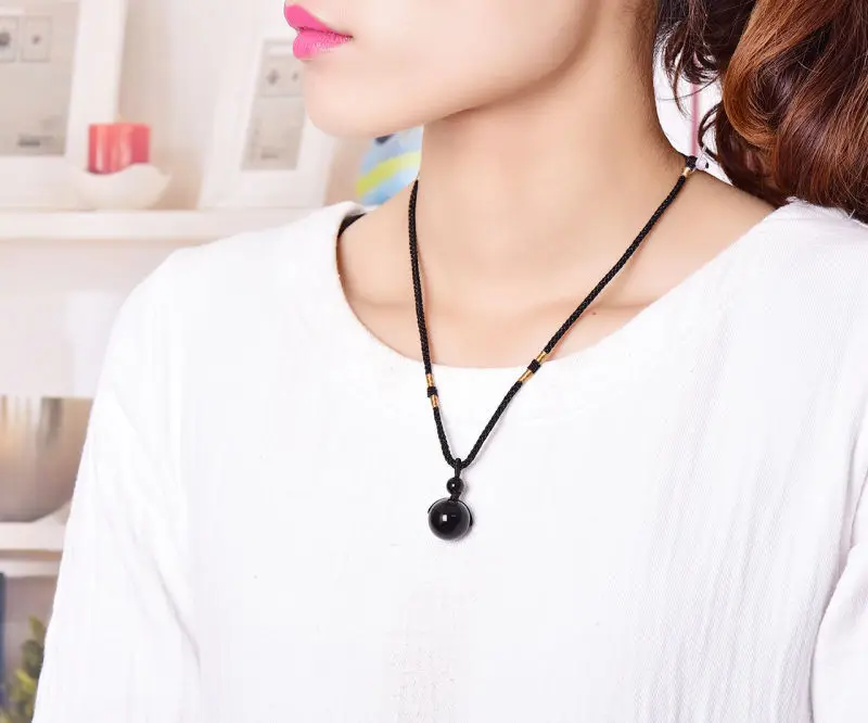 pendentif rond en obsidienne et reflets arc en ciel