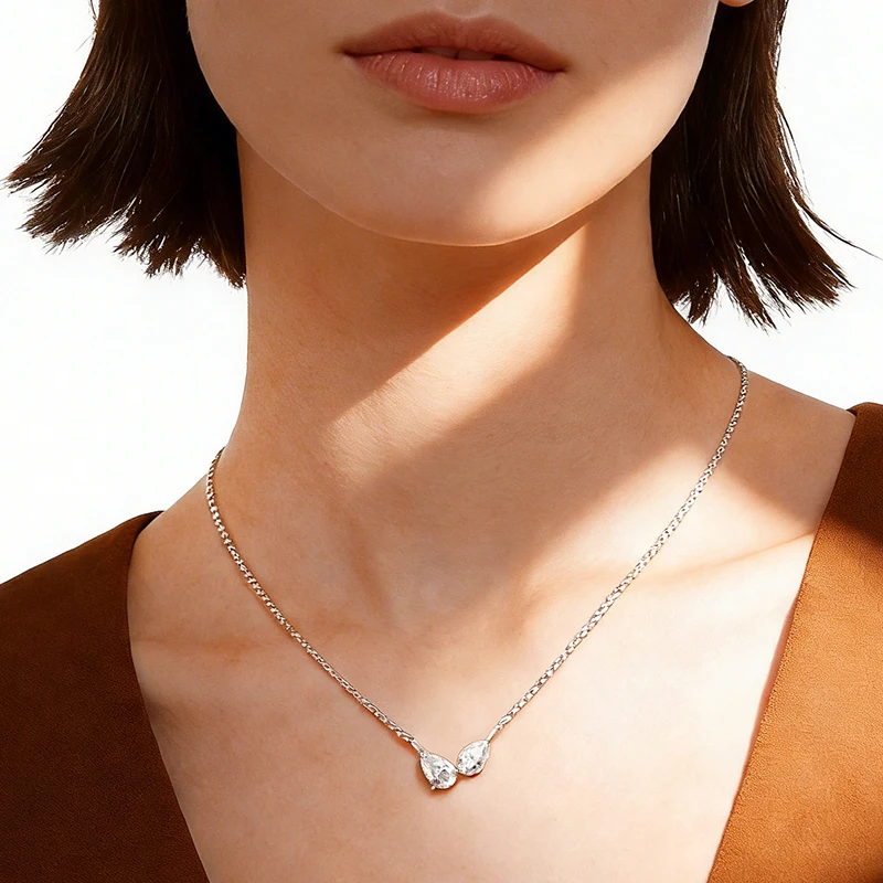pendentif 2 diamants sur une chaîne