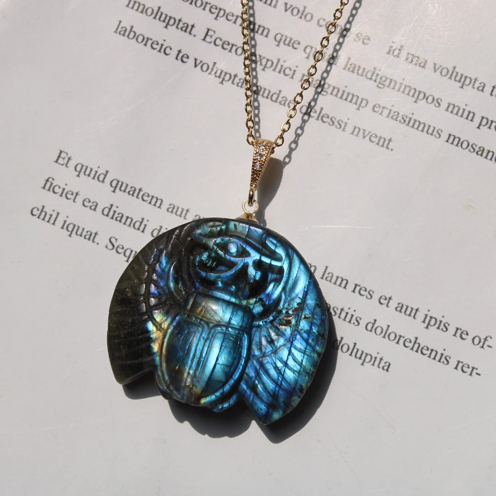 pendentif en pierre de Labradorite illustre