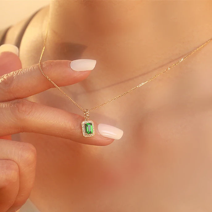 pendentif en or avec émeraude
