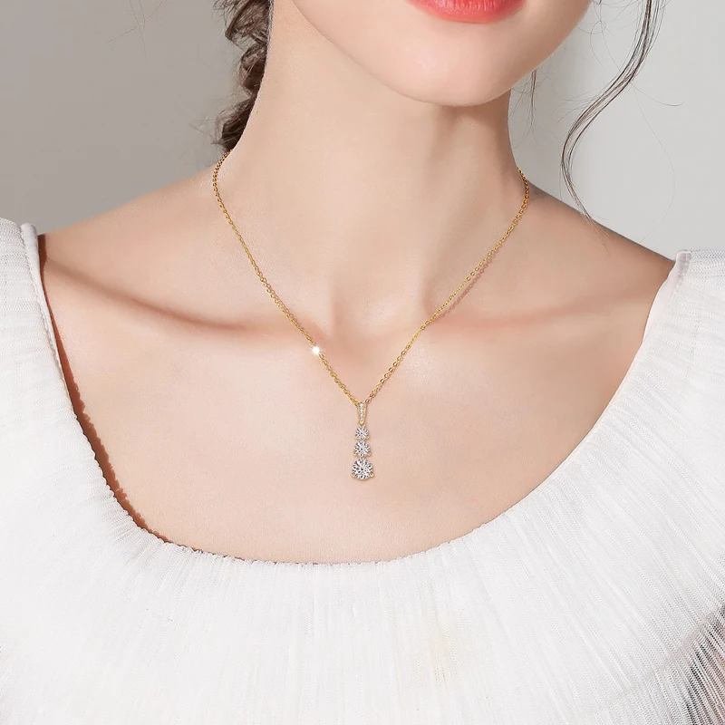 bijou en or avec trois diamants