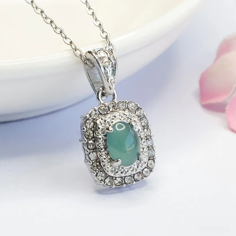 bijou en jade vert impérial