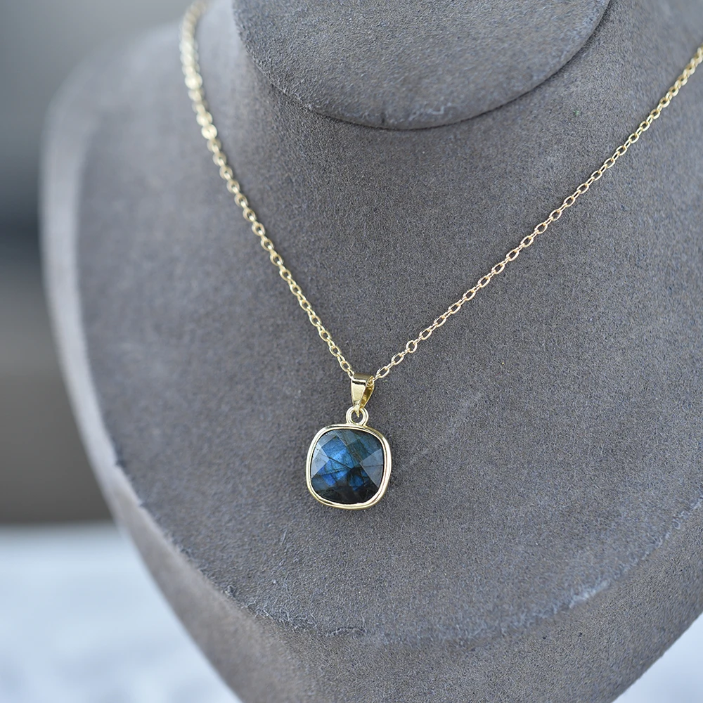 bijou en or avec labradorite bleue