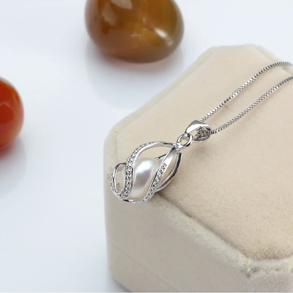 Détail du pendentif cage avec perle nacrée