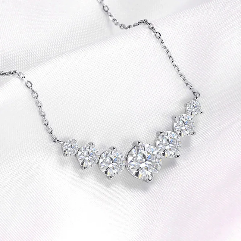 pendentif moderne avec pierre en moissanite