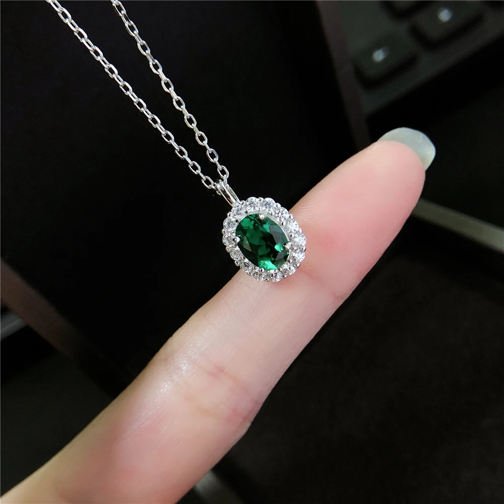 pendentif émeraude serti en or blanc