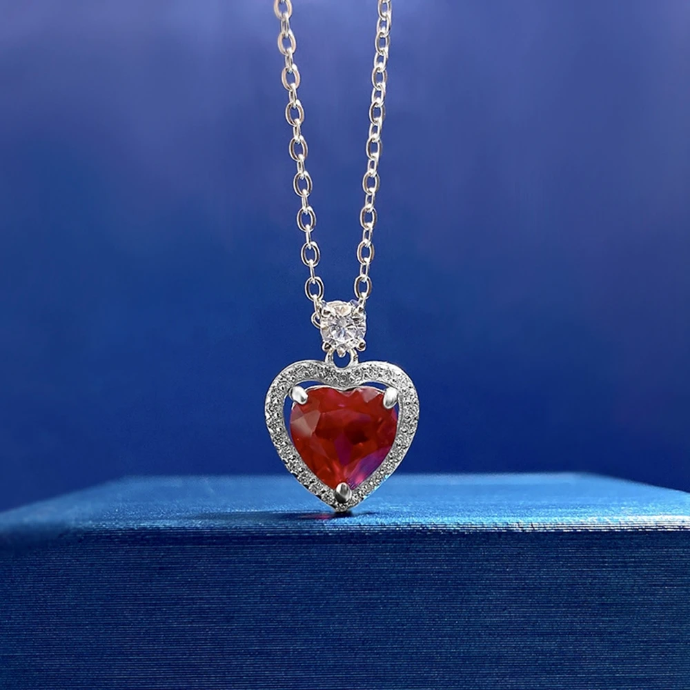 bijou en argent avec rubis en forme de cœur