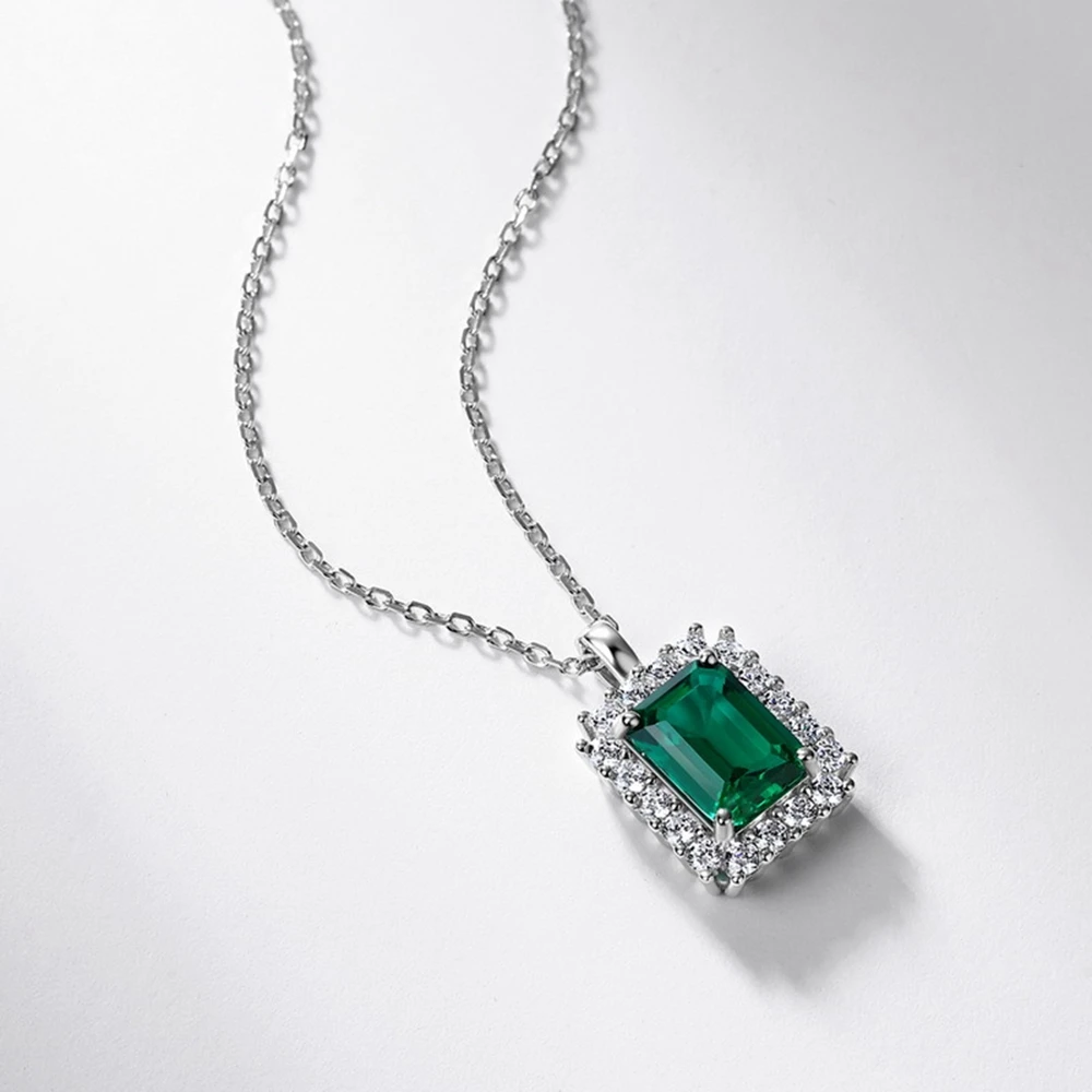 pendentif précieux avec pierre d'émeraude