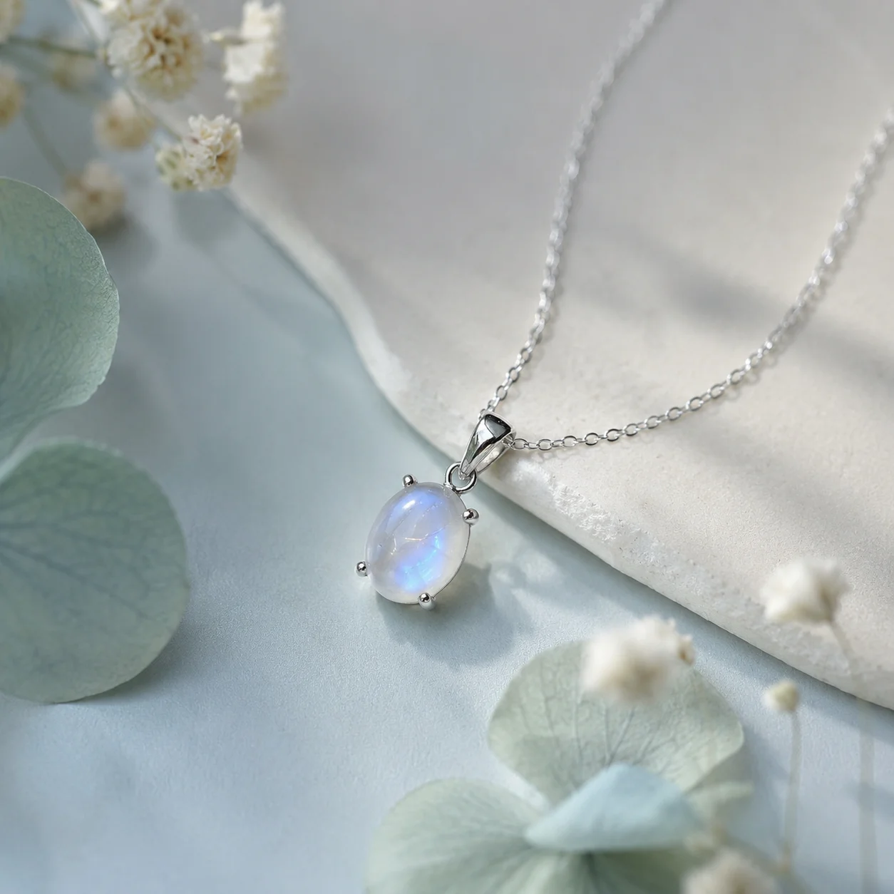 pendentif en argent avec pierre de lune bleue et reflets naturels