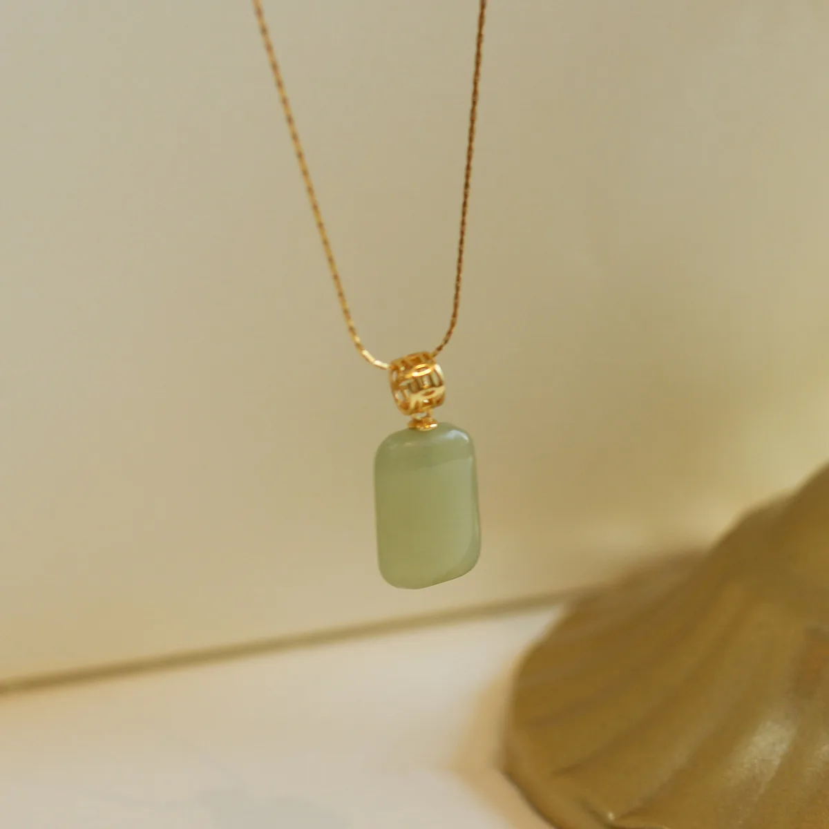pendentif en jade vert avec finition dorée