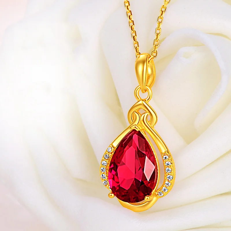 pendentif en or avec pierre rouge