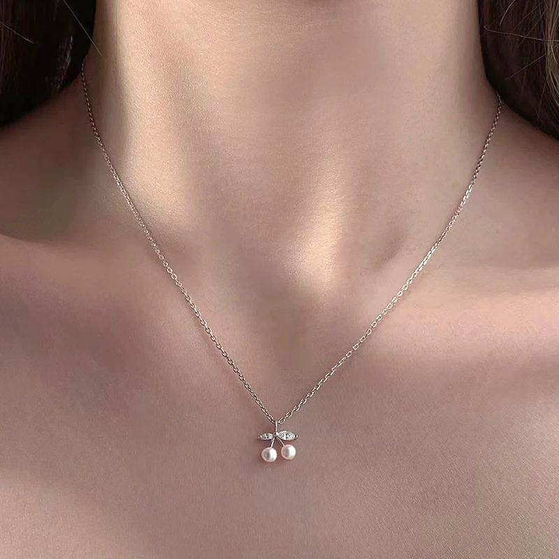 bijou en argent avec perle cerise