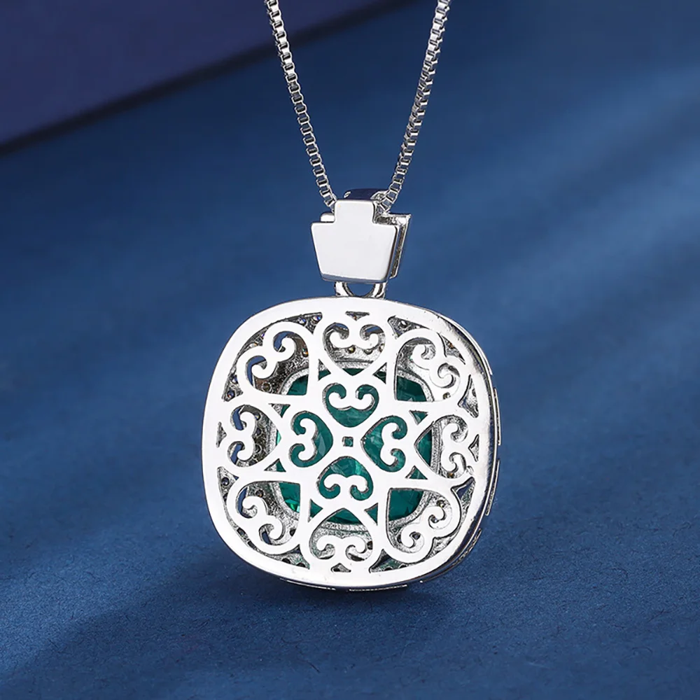 pendentif homme en or avec émeraude
