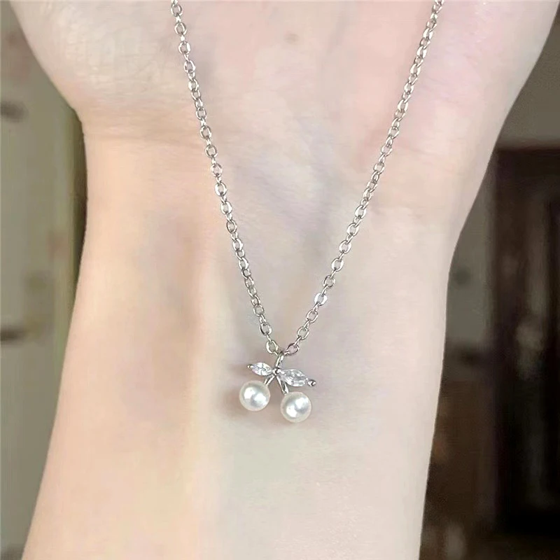 pendentif délicat avec Zircon et perle nacrée
