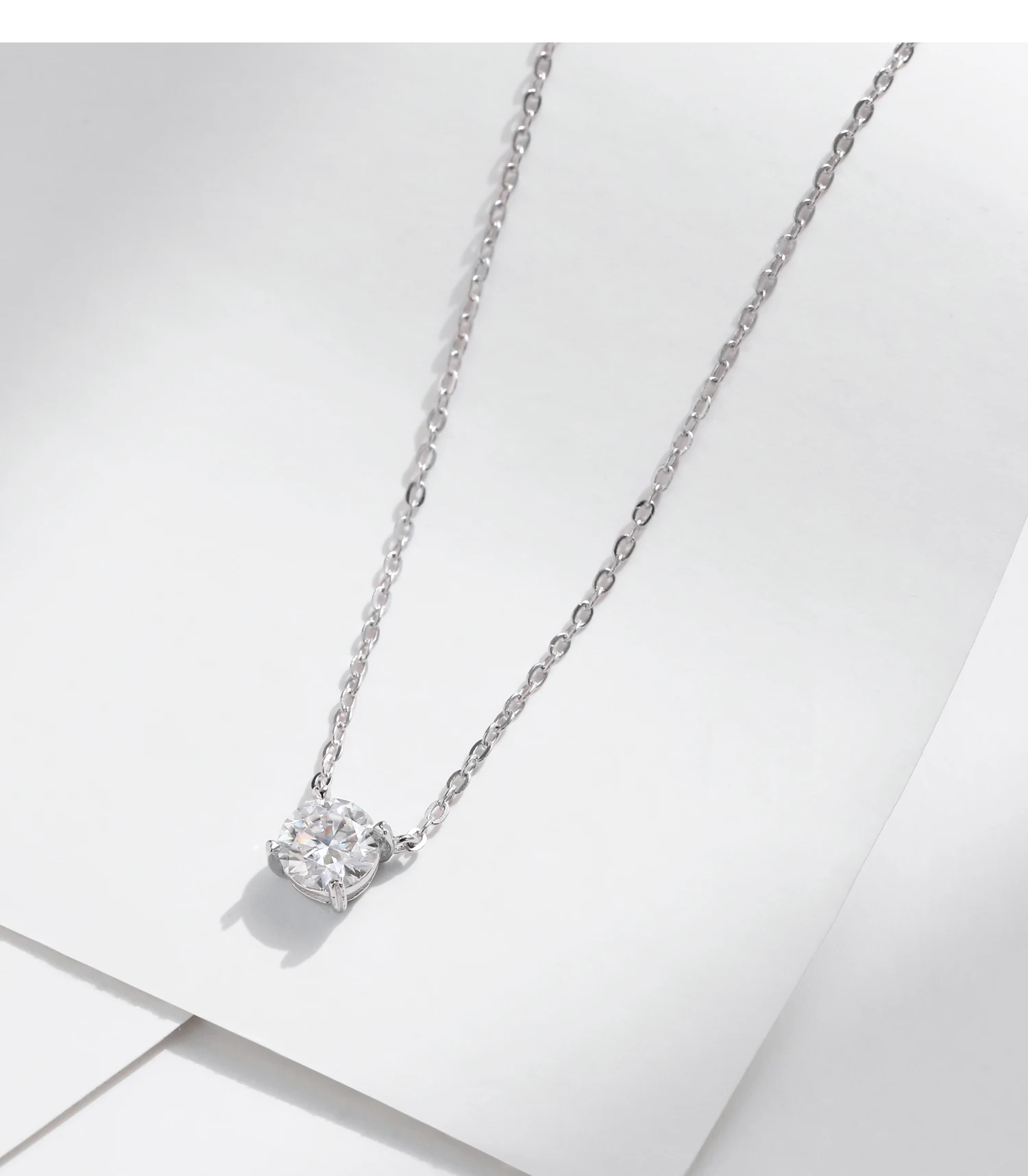 détail du pendentif carré diamant