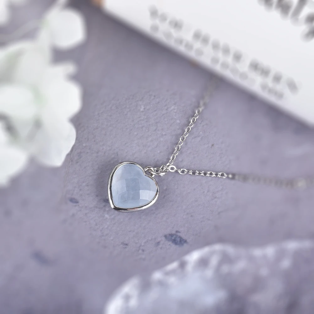pendentif en pierre naturelle aigue-marine