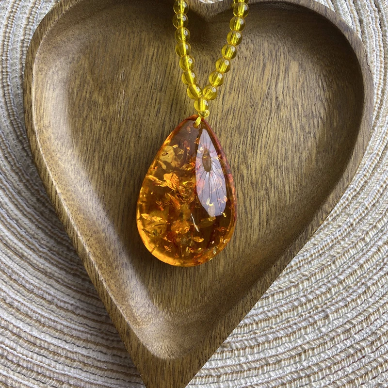 pendentif ambre jaune avec inclusions visibles