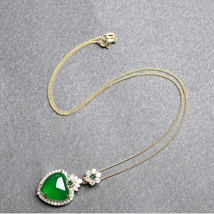 bijou en émeraude dorée