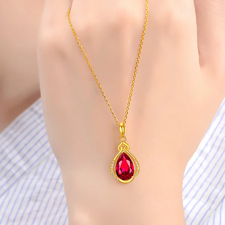 bijou précieux en or et rubis