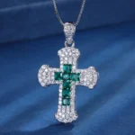 pendentif croix émeraude