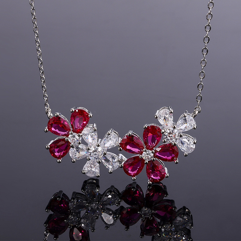 collier en argent avec pendentif rubis