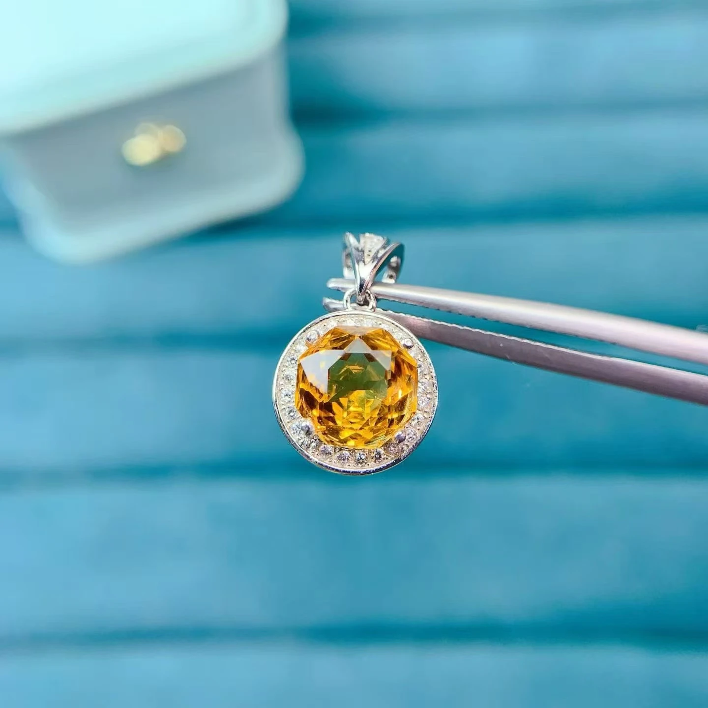 détail du pendentif citrine maison du pendentif