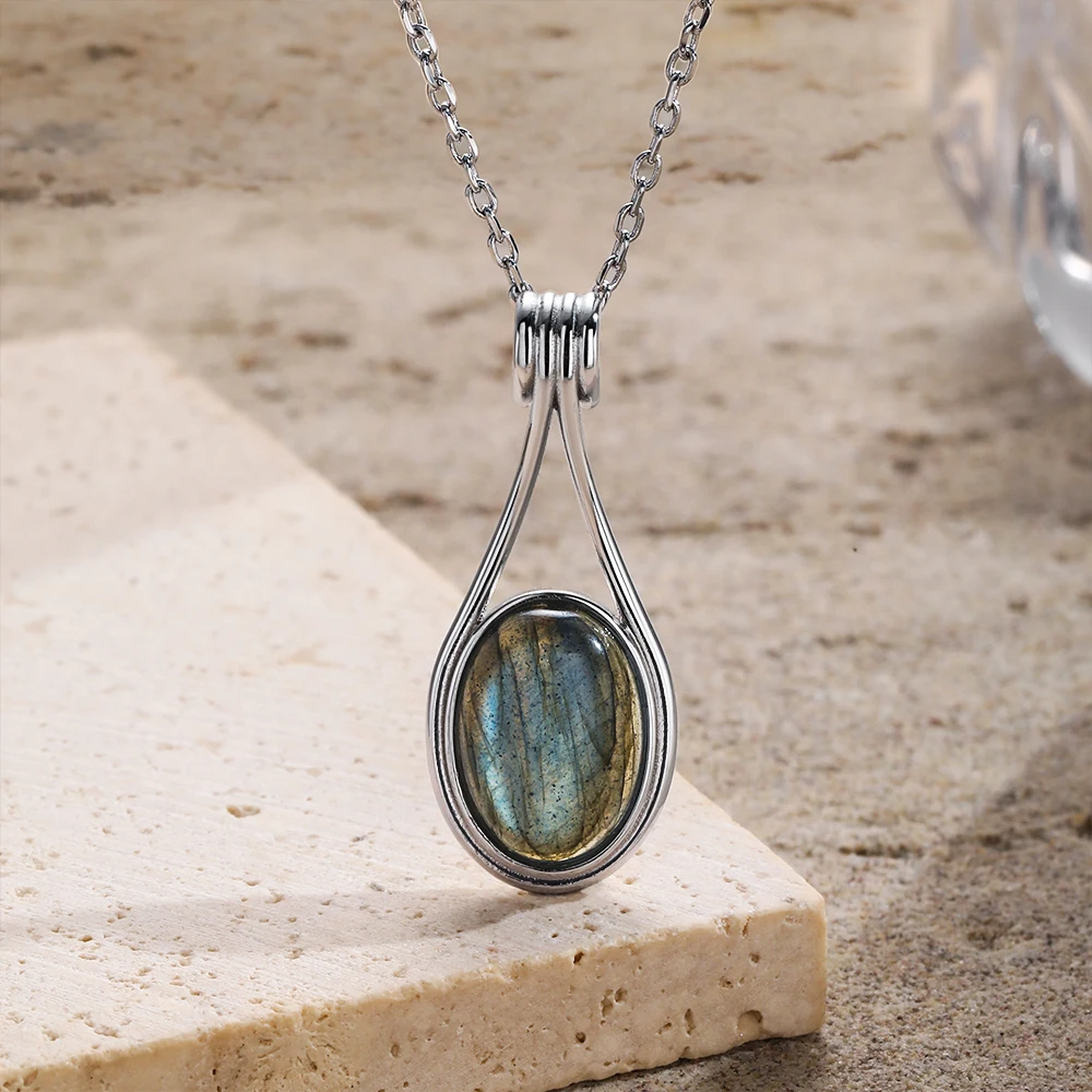 détail du Pendentif Labradorite Goutte en argent