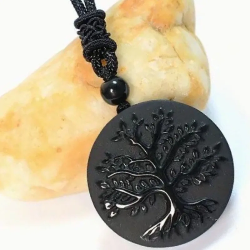 pendentif rond en obsidienne noir avec chaîne tressée