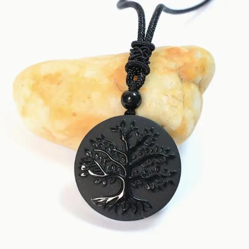 bijou en obsidienne avec motif arbre de vie