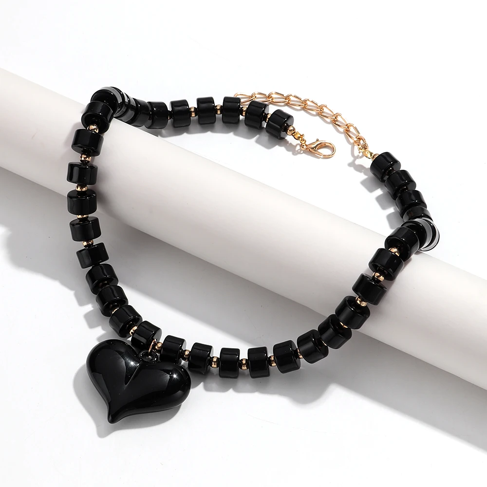 pendentif ambre noir en résine