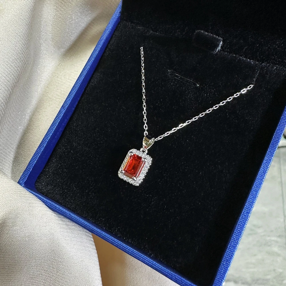bijou pendentif rubis en forme rectangulaire