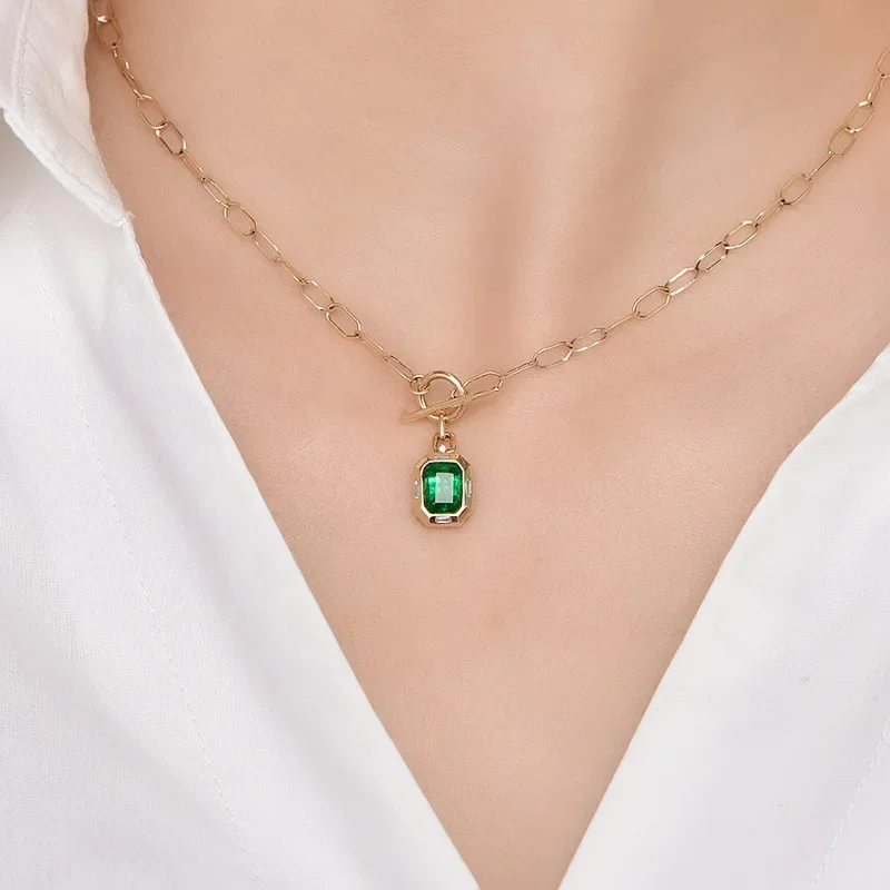 pendentif en or avec émeraude