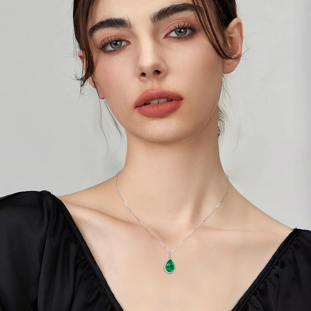 pendentif en or avec émeraude