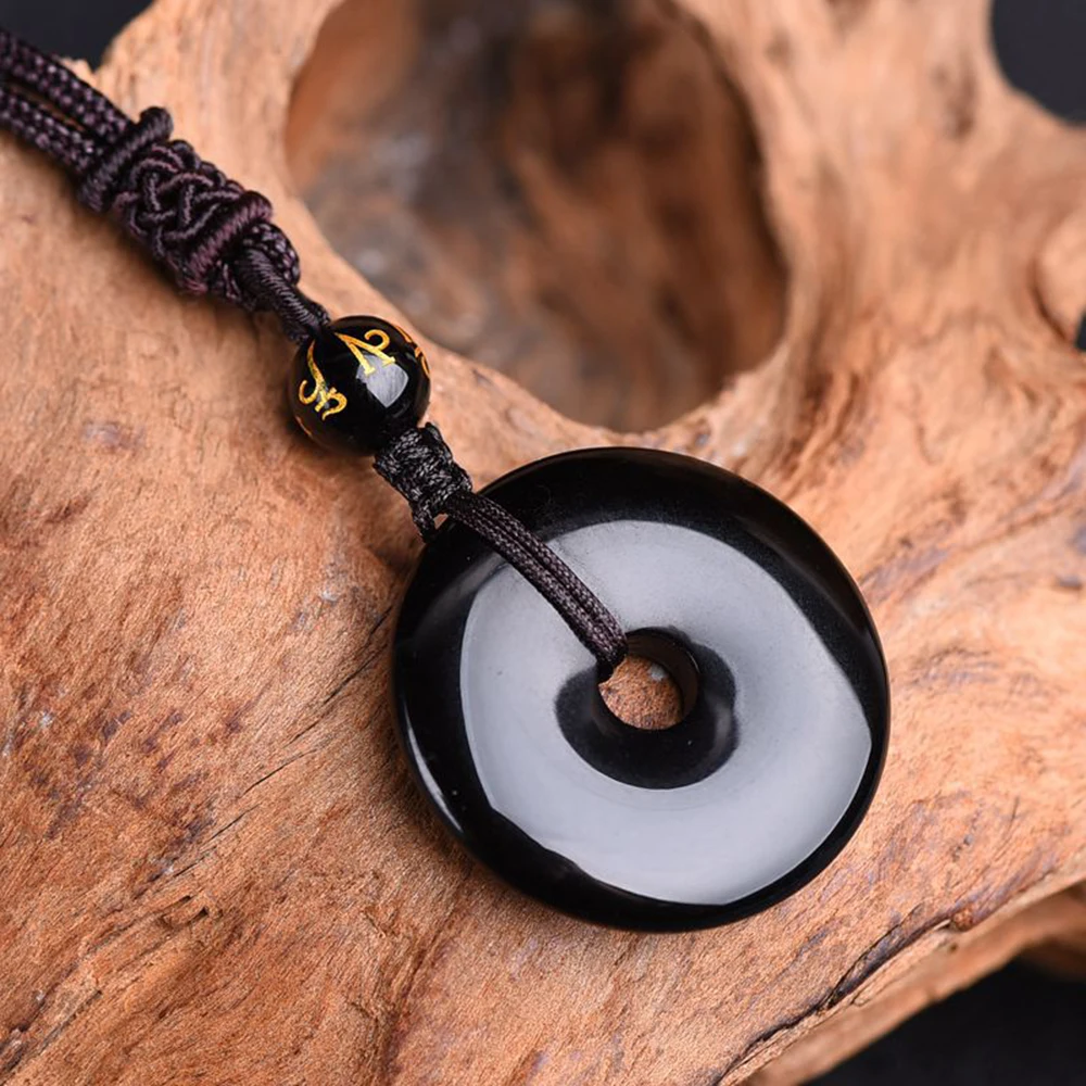 bijou en obsidienne naturelle