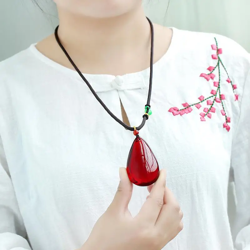 pendentif naturel en ambre rouge