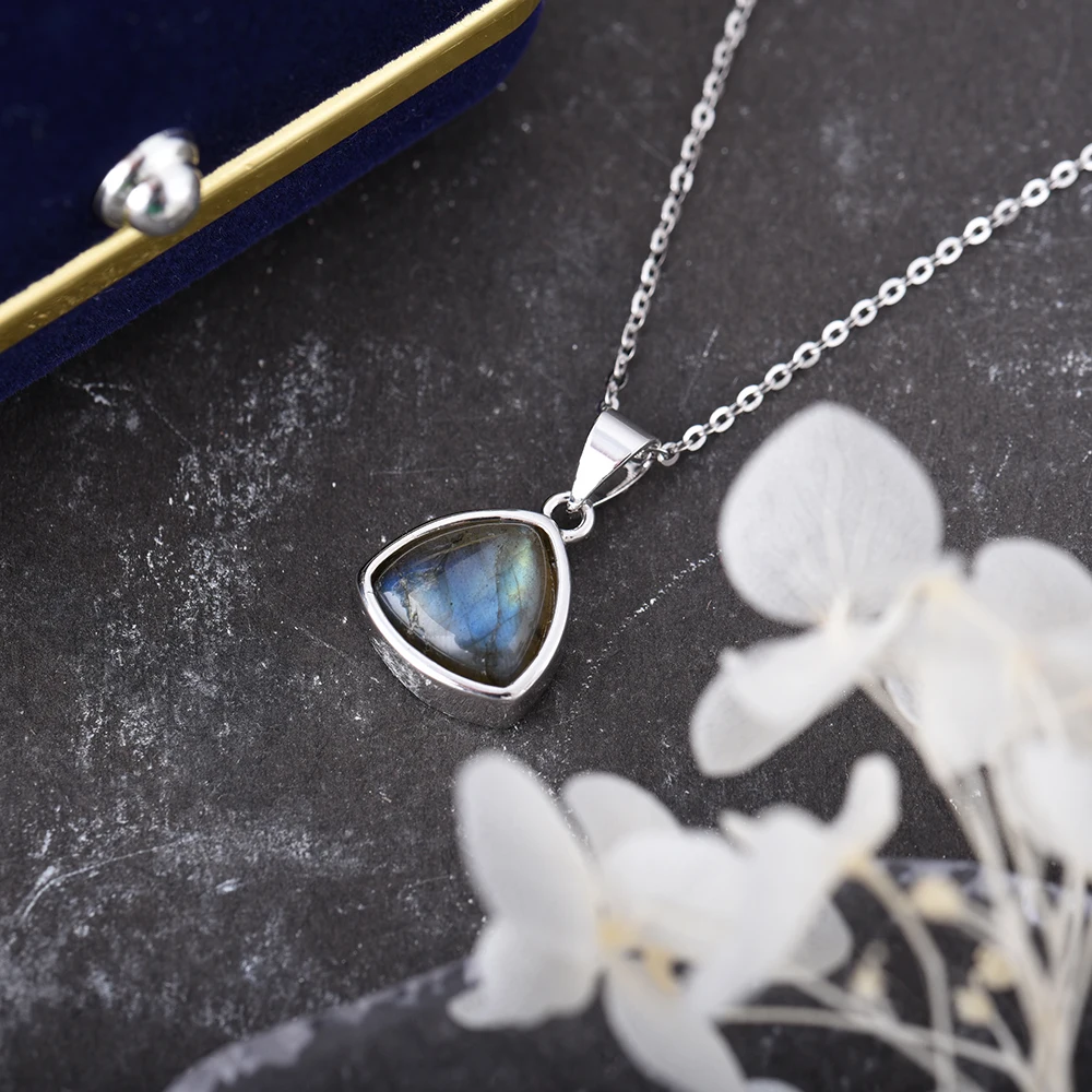 pendentif avec pierre labradorite et motifs celtique