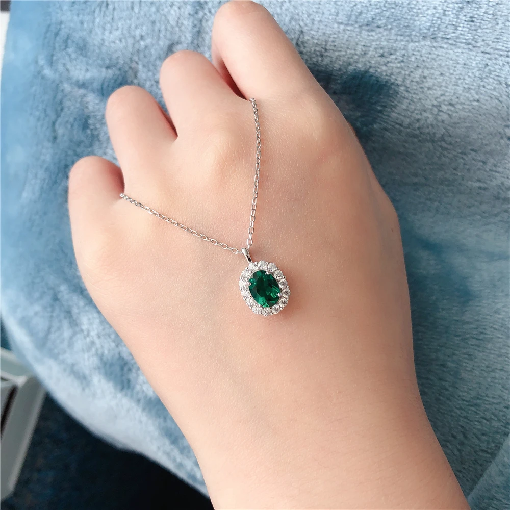 pendentif en or blanc avec émeraude