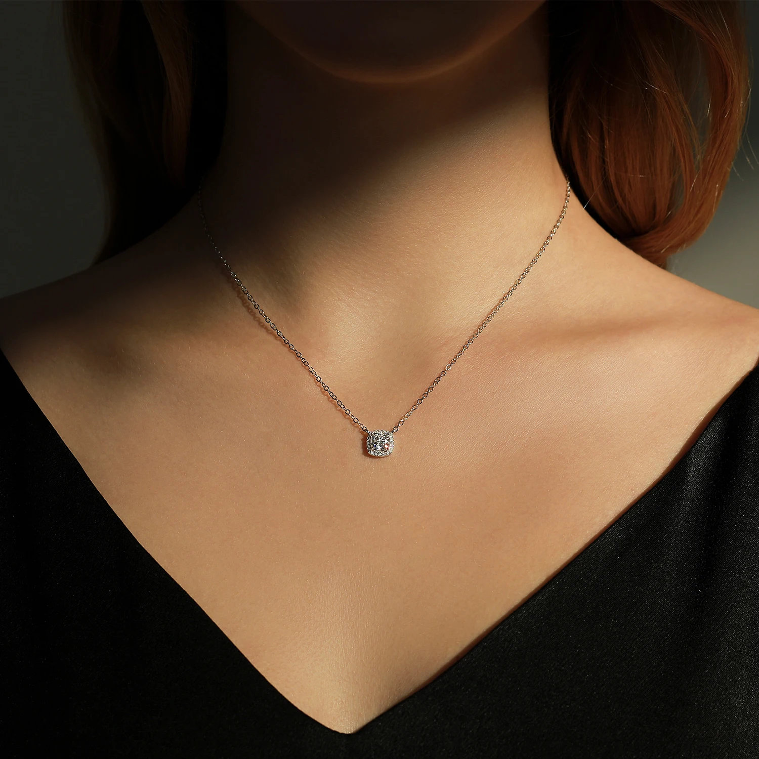 pendentif élégance moderne carré diamant