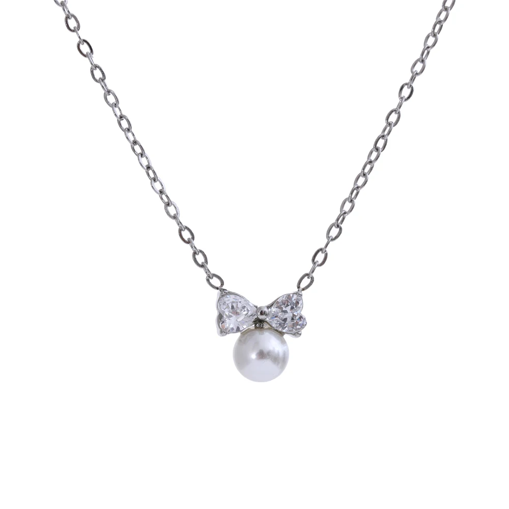 bijou élégant en perle et métal blanc nacré