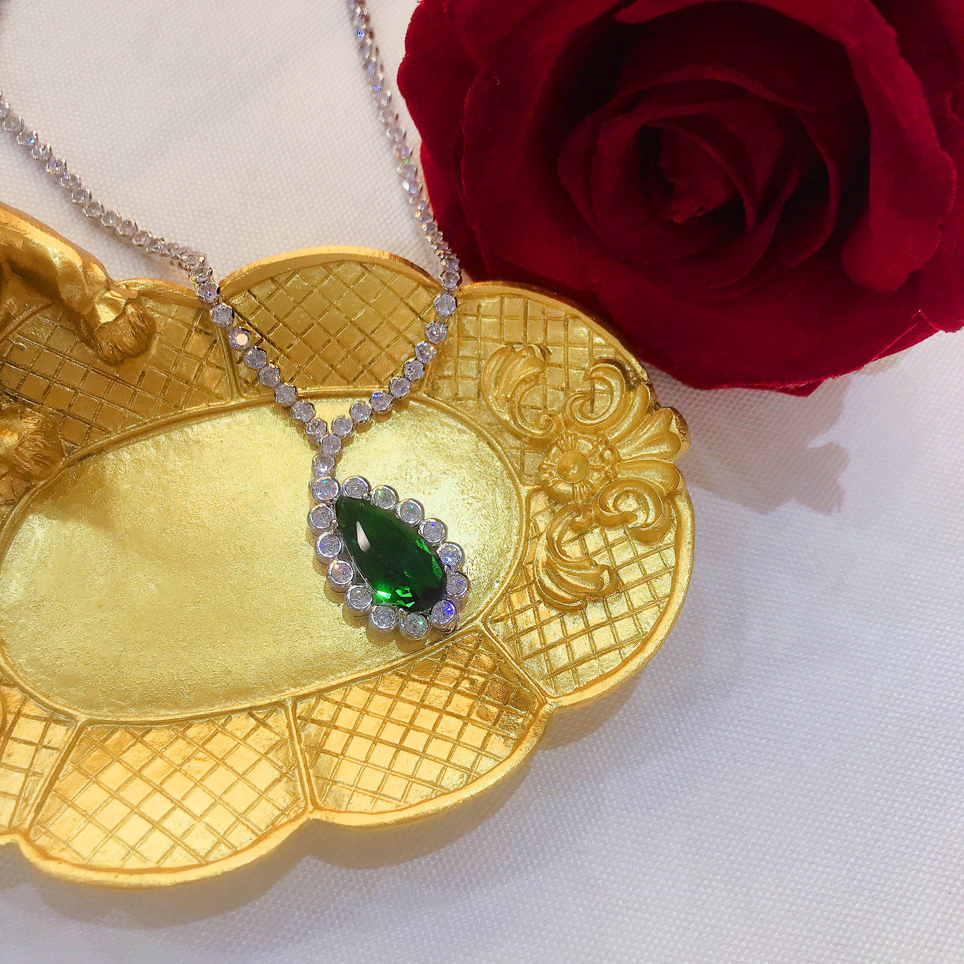 collier avec pendentif émeraude en forme de poire
