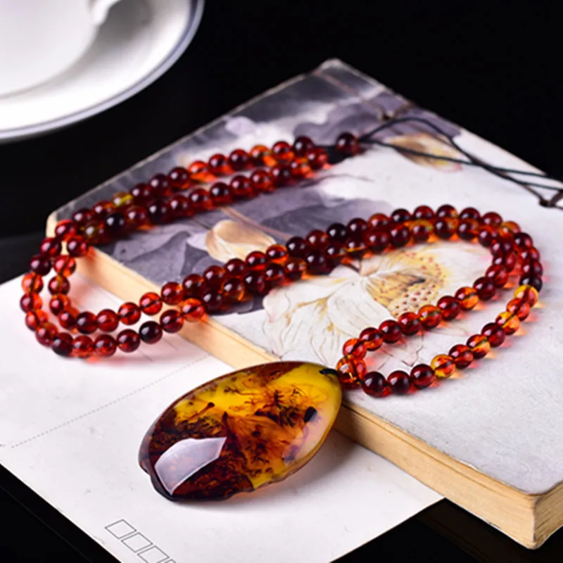 pendentif ambre avec inclusions visibles