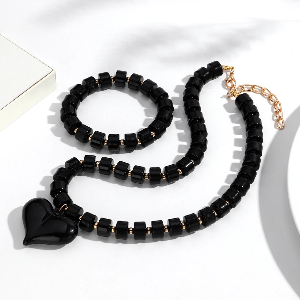 bijou pendentif ambre noir résine sombre