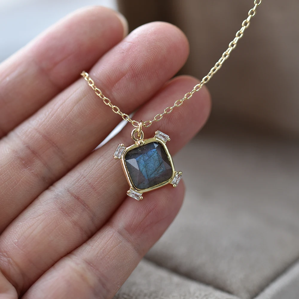 chaîne à maillons et pendentif en labradorite