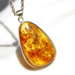 pendentif ambre goutte en ambre miel