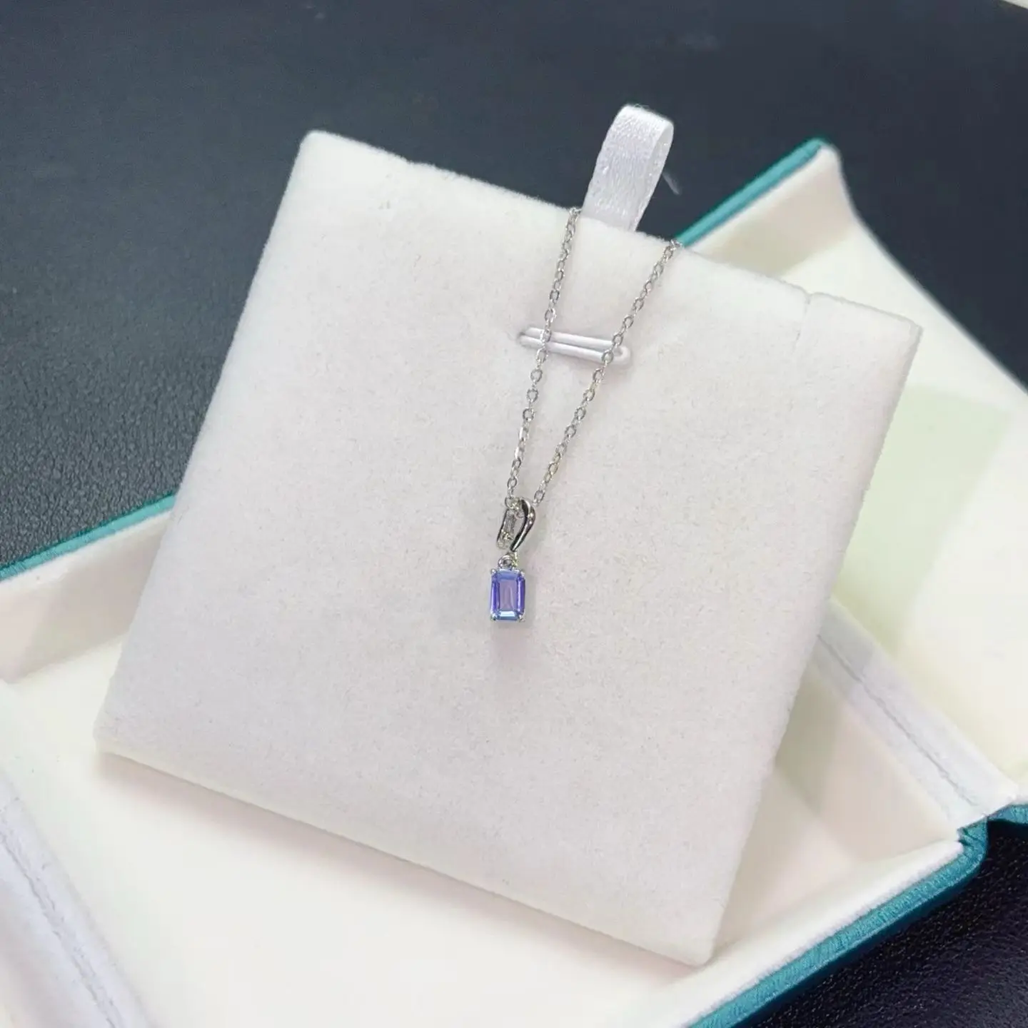 pendentif en argent avec pierre Tanzanite